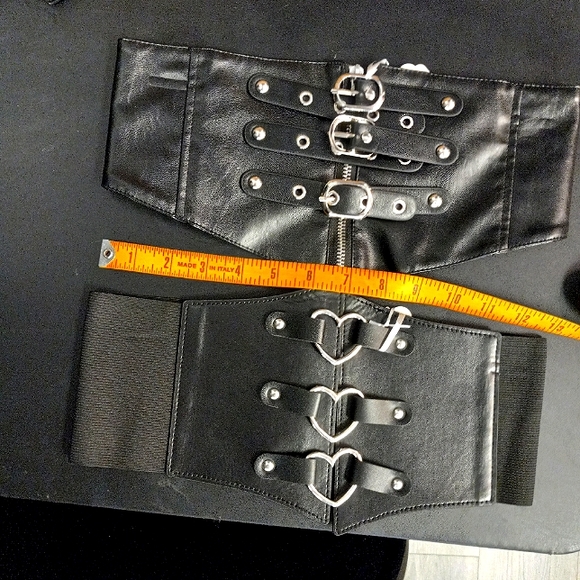 Hot Topic Accessories - 3 buckle faux leather zip up stretchy punk corset Belt! Nwot! Sz 26-30inch waist